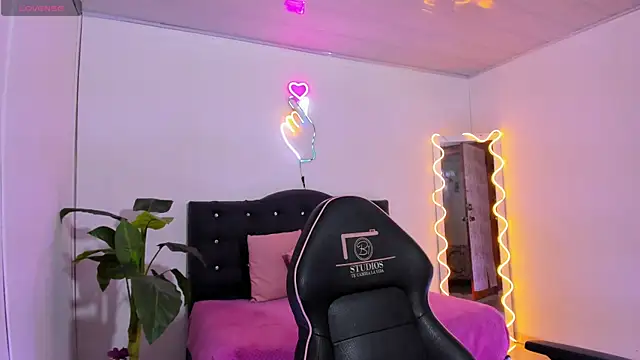 LINDSAY TAY online show from April 2026 03:33:02 AM