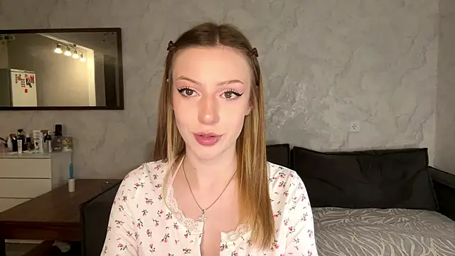 Snapshot of Rosalielue chatting on June 2026 06:00:02 PM Rosalielue online show from June 2026 06:00:02 PM