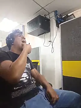 luis230436 online show from May 2026 10:07:01 PM