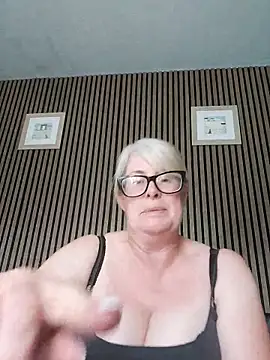 Snapshot of FlirtyFleur-x chatting on May 2026 03:10:01 PM FlirtyFleur-x online show from May 2026 03:10:01 PM