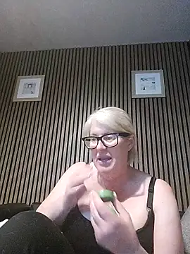 Snapshot of FlirtyFleur-x chatting on June 2026 09:20:02 PM FlirtyFleur-x online show from June 2026 09:20:02 PM