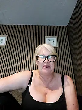 Snapshot of FlirtyFleur-x chatting on June 2026 12:53:01 PM FlirtyFleur-x online show from June 2026 12:53:01 PM