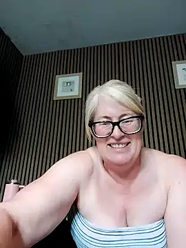 Snapshot of FlirtyFleur-x chatting on June 2026 08:37:01 AM FlirtyFleur-x online show from June 2026 08:37:01 AM