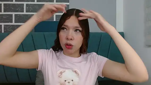 Snapshot of Sweet_kitty_05 chatting on May 2026 11:42:01 PM Sweet kitty 05 online show from May 2026 11:42:01 PM