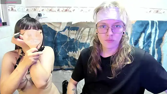 Laureles6667 online show from April 2026 06:29:02 AM