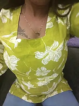 Snapshot of Tinaa_baby chatting on May 2026 06:35:02 PM Tinaa baby online show from May 2026 06:35:02 PM