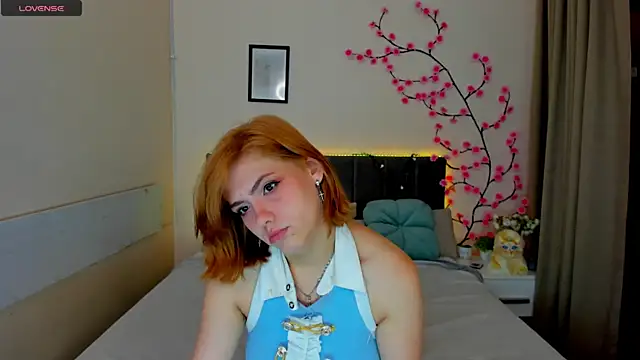 Snapshot of DellaRows chatting on June 2026 06:01:01 AM DellaRows online show from June 2026 06:01:01 AM