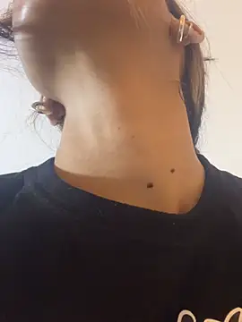 Snapshot of VioletaHills_ chatting on April 2026 12:17:01 PM VioletaHills online show from April 2026 12:17:01 PM