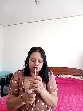 Snapshot of roxana_e43 chatting on April 2026 11:57:02 AM roxana e43 online show from April 2026 11:57:02 AM