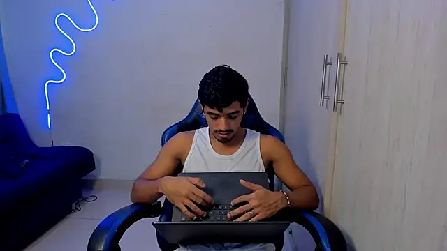 jossi12345j online show from April 2026 01:49:02 PM