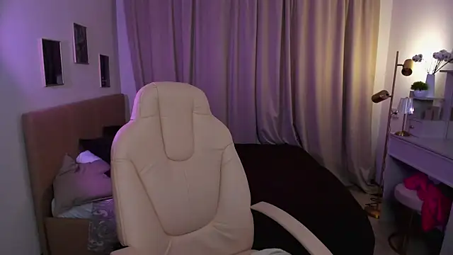 Roxanne Barcelo online show from April 2026 04:46:01 AM