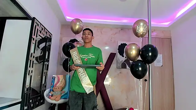 SKINNY BOYXXX online show from April 2026 07:37:02 AM