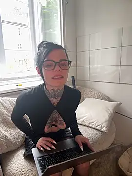 SkinnyLilly online show from May 2026 03:30:02 PM