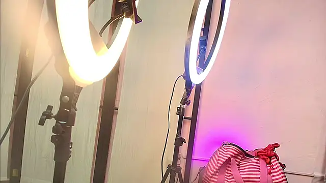 mia turnerr online show from April 2026 04:17:01 AM