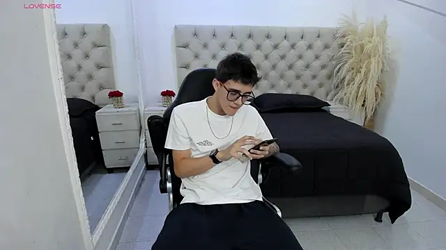 TylerCross  online show from March 2026 05:24:01 PM