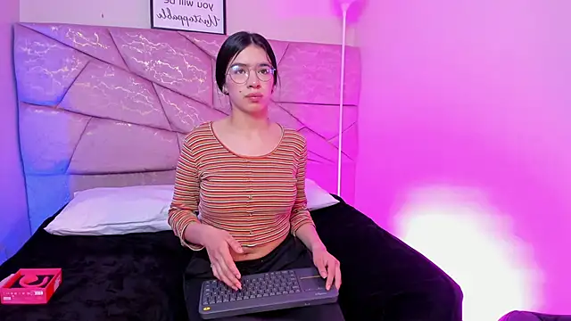 Amara Velle online show from May 2026 12:58:01 PM