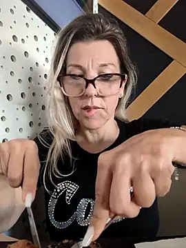 ManuelaX online show from April 2026 12:14:01 PM