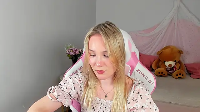 Snapshot of ElaraVoltage chatting on June 2026 05:04:01 PM ElaraVoltage online show from June 2026 05:04:01 PM