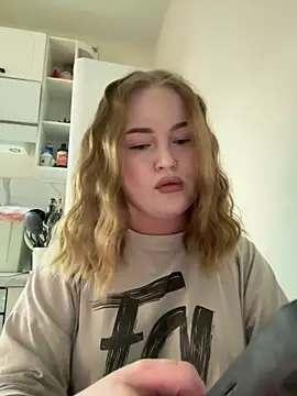 Snapshot of AuroraVale chatting on March 2026 06:36:01 PM AuroraVale online show from March 2026 06:36:01 PM