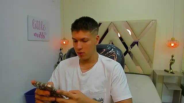 AlessandroFranco online show from April 2026 07:04:02 PM