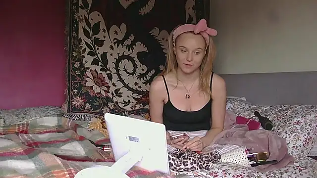 Snapshot of graciebellex chatting on April 2026 10:31:01 AM graciebellex online show from April 2026 10:31:01 AM