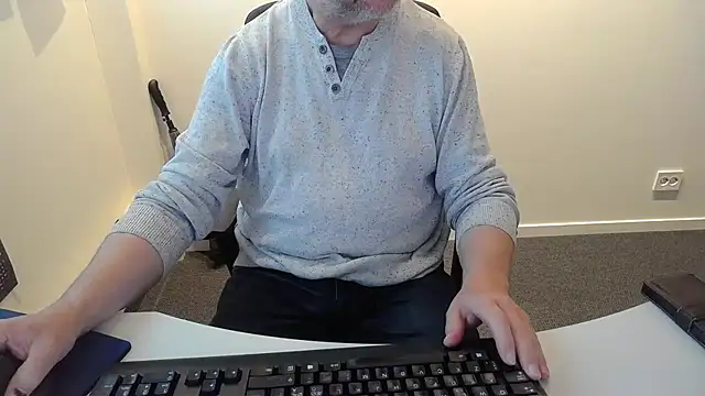 Snapshot of Buggemann chatting on June 2026 03:30:01 AM Buggemann online show from June 2026 03:30:01 AM