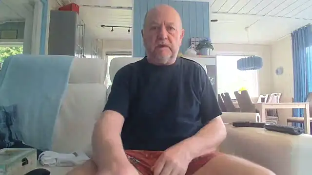 Snapshot of Buggemann chatting on June 2026 04:06:01 PM Buggemann online show from June 2026 04:06:01 PM