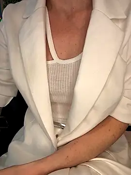 EvaliXiouss online show from April 2026 10:23:02 PM