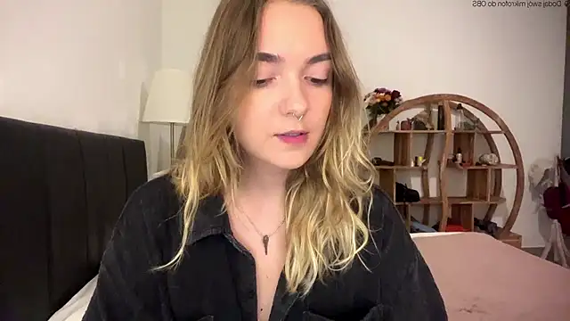 Snapshot of RoxyWet chatting on May 2026 12:21:02 PM RoxyWet online show from May 2026 12:21:02 PM