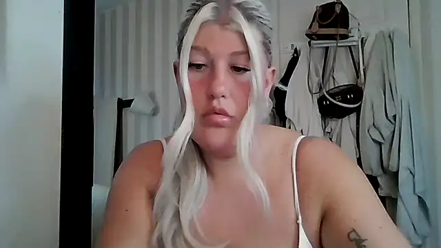 Snapshot of Lexi_Laura chatting on May 2026 08:17:01 PM Lexi Laura online show from May 2026 08:17:01 PM