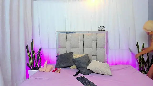 Snapshot of Cherry_Scarlet_ chatting on May 2026 11:32:01 PM Cherry Scarlet online show from May 2026 11:32:01 PM
