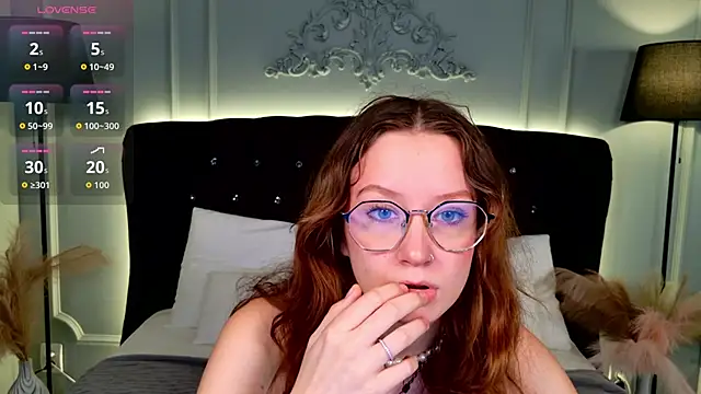 Snapshot of AmelieViolet chatting on July 2026 10:21:01 AM AmelieViolet online show from July 2026 10:21:01 AM