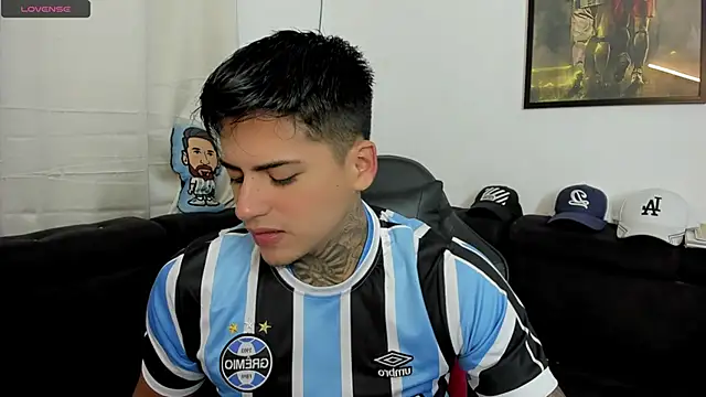 sweetlatinoboy online show from April 2026 11:42:02 AM