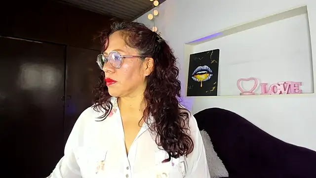 Mariia Paulaa online show from May 2026 01:18:01 PM