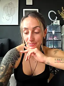 Snapshot of NicoleKaiser chatting on April 2026 04:04:01 PM NicoleKaiser online show from April 2026 04:04:01 PM