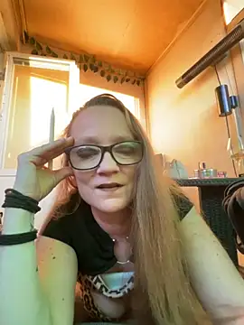 Snapshot of LizzieZ1975 chatting on May 2026 06:46:01 PM LizzieZ1975 online show from May 2026 06:46:01 PM