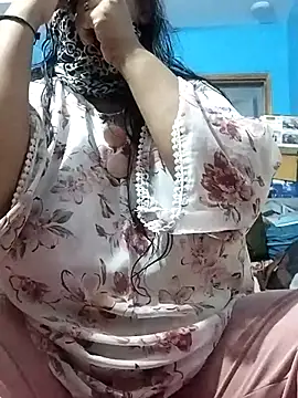Snapshot of MoonlightMira chatting on June 2026 05:25:01 AM MoonlightMira online show from June 2026 05:25:01 AM