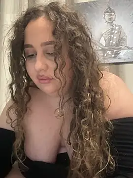 Snapshot of CurlyMaddie chatting on April 2026 06:20:01 PM CurlyMaddie online show from April 2026 06:20:01 PM