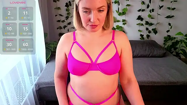Snapshot of MonikFoxi chatting on April 2026 04:15:02 AM MonikFoxi online show from April 2026 04:15:02 AM