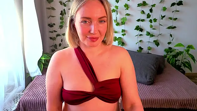 Snapshot of MonikFoxi chatting on April 2026 04:05:02 AM MonikFoxi online show from April 2026 04:05:02 AM