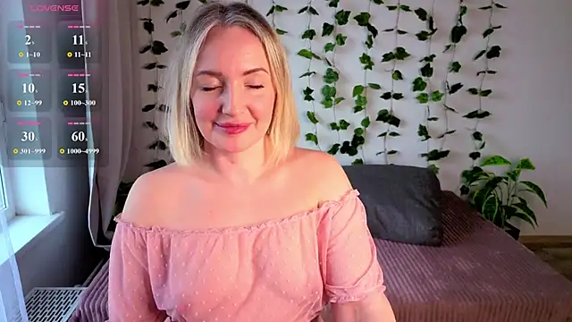 Snapshot of MonikFoxi chatting on May 2026 04:30:01 AM MonikFoxi online show from May 2026 04:30:01 AM