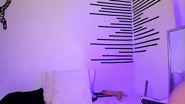Snapshot of LindaCatalina_ chatting on May 2026 12:57:01 PM LindaCatalina online show from May 2026 12:57:01 PM