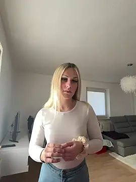 Softpeach402 online show from March 2026 07:45:02 AM