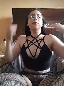 Snapshot of Rue_the_witch6 chatting on May 2026 02:45:02 PM Rue the witch6 online show from May 2026 02:45:02 PM