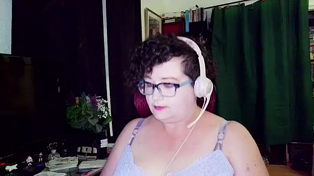 Snapshot of DyvLazuli chatting on March 2026 02:17:02 AM DyvLazuli online show from March 2026 02:17:02 AM