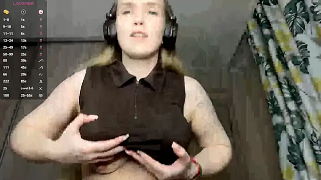 Snapshot of DenitaSpace chatting on April 2026 02:43:02 PM DenitaSpace online show from April 2026 02:43:02 PM