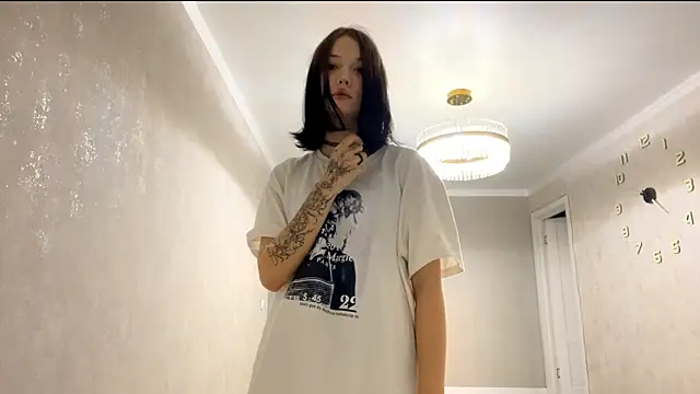 Snapshot of LinHebron chatting on March 2026 12:42:02 PM LinHebron online show from March 2026 12:42:02 PM