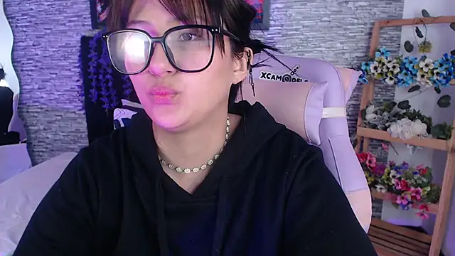 Snapshot of eyes_moonn chatting on June 2026 02:19:02 PM eyes moonn online show from June 2026 02:19:02 PM