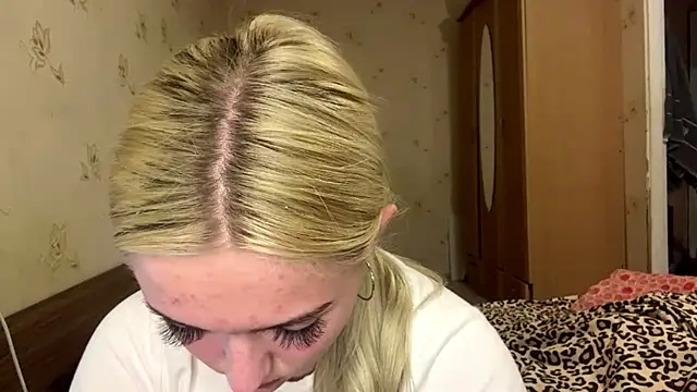 Snapshot of Sophia_Blonde chatting on May 2026 05:29:01 PM Sophia Blonde online show from May 2026 05:29:01 PM