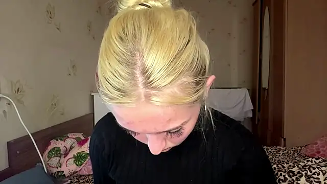Snapshot of Sophia_Blonde chatting on May 2026 03:18:02 PM Sophia Blonde online show from May 2026 03:18:02 PM
